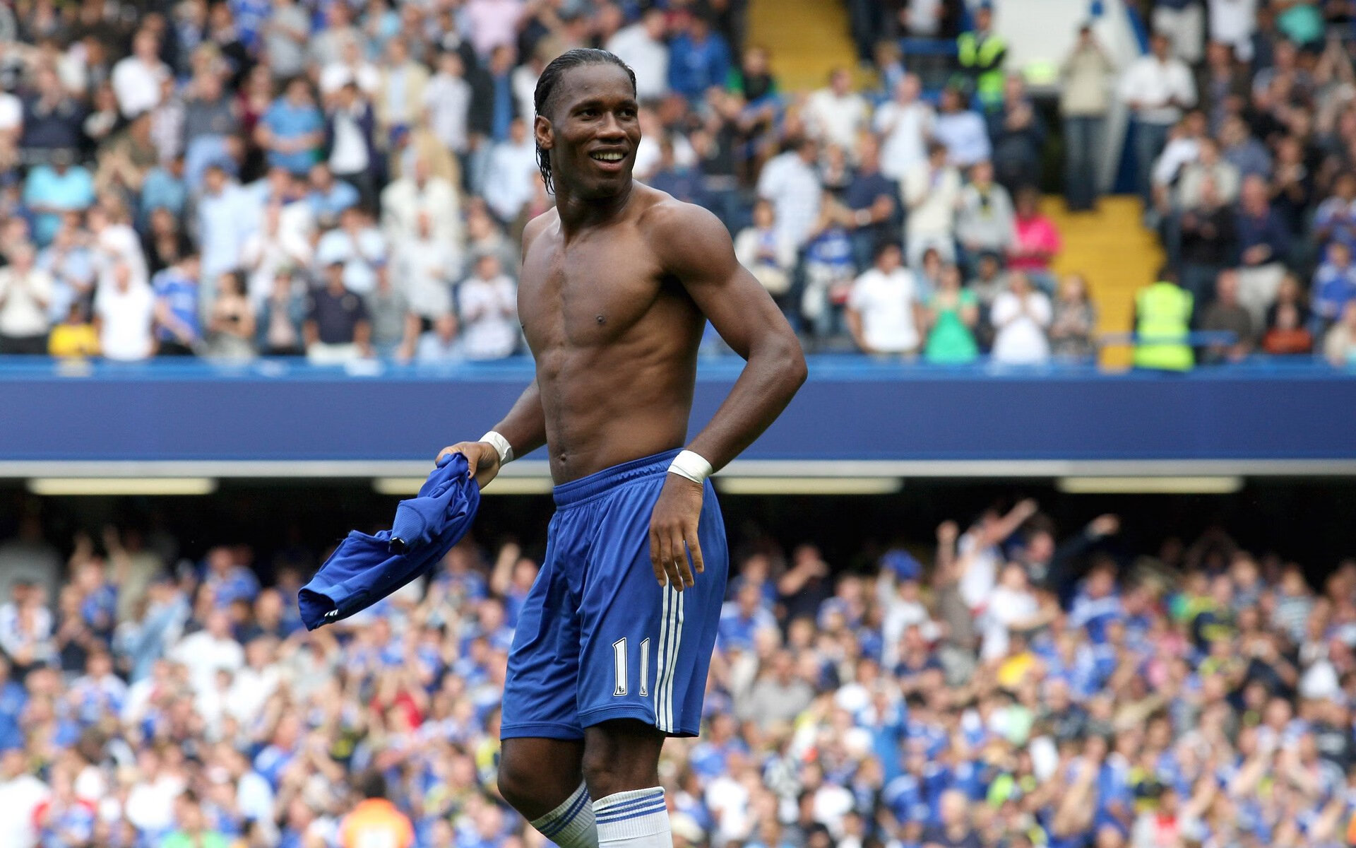 体育新闻中心深度人物特写，体育方面的新闻特写,200字左右